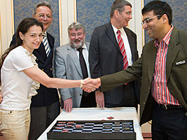 Chess Grandmasters Alexandra Kosteniuk and Vishy Anand open Mainz 2008 Tournament